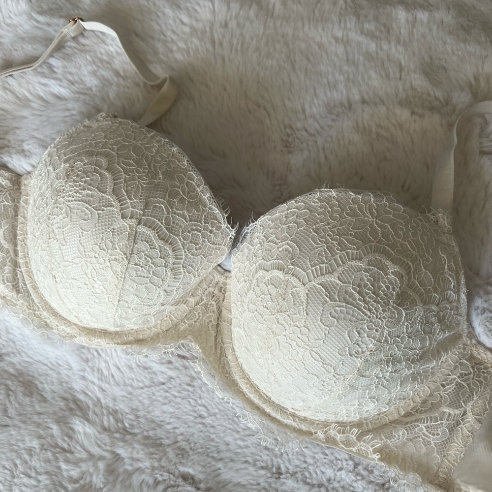 VS Dream Angels Lightly Lined Demi
Cream Lace Demi Bra